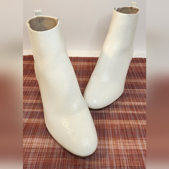 Gianni Bini Jaydennn White Ankle Embossed Leather Heeled Ankle Booties Size 7.5 - Picture 2 of 8